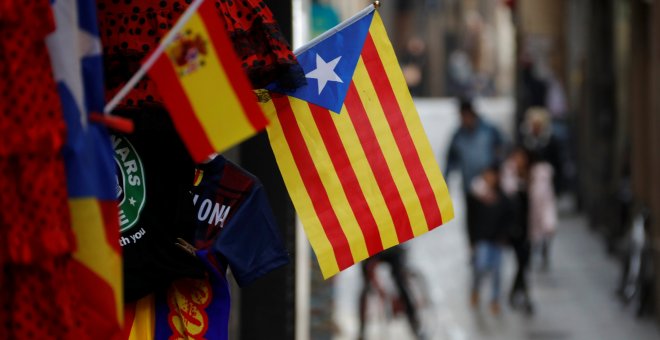 Una banderita de España y una estelada, en una tienda para turistas en Barcelona. REUTERS/Eric Gaillard