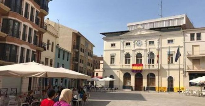 Bandera republicana colgada en el Ayuntamiento de Tavernes, uno de los nueve consistorios denunciados por mostrar la enseña.