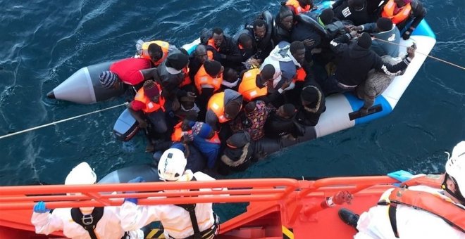 Rescatan a 28 personas de una patera que se buscaba en el mar de Alborán. EUROPA PRESS/Salvamento Marítimo