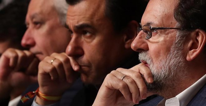 El presidente del gobierno Mariano Rajoy, el senador Javier Arenas (i), y el coordinador General del PP Fernando Martínez-Maillo durante la campaña electoral en Catalunya. | JAVIER ETXEZARRETA (EFE)