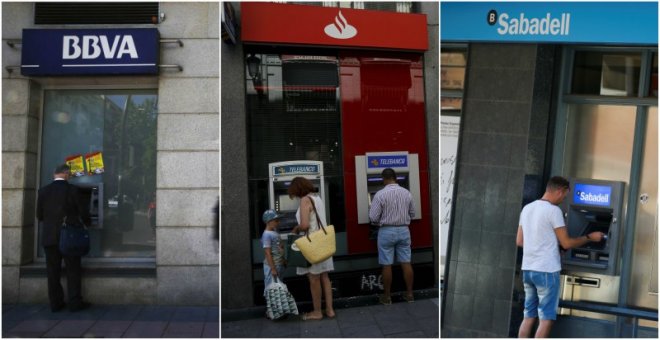 Clientes usando los cajeros automáticos de BBVA, Banco Santader y Banco Sabadell. REUTERS