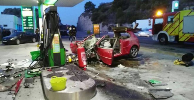 El coche en el que Víctor Llorens se llevó a Andrea Carballo, tras estrellarse contra una gasolinera de Benicàssim. ATLAS