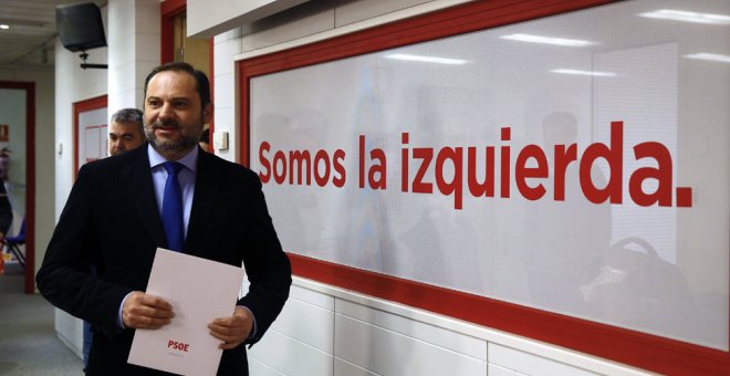 El secretario de Organización del PSOE, José Luis Ábalos, a su llegada a una rueda de prensa en la sede federal de Ferraz. EFE/ J.P.Gandul