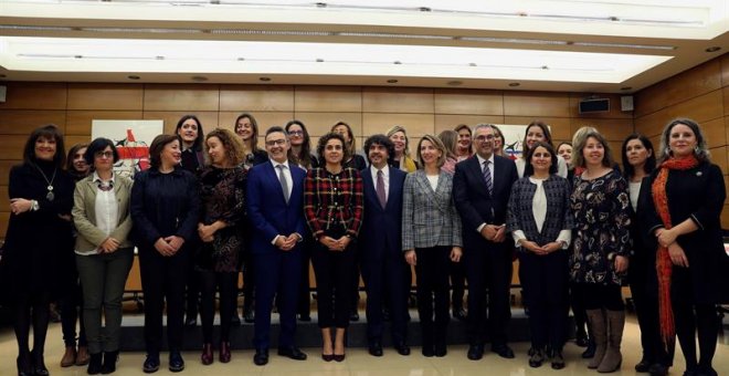 La ministra de Sanidad, Dolors Montserrat,c, posa en la foto de familia con los asistentes a la reunión de la Conferencia Sectorial de Igualdad celebrada hoy con el fin de poner en marcha el Pacto de Estado contra la Violencia de Género, junto a las Comun