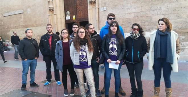 Los jóvenes condenados posan ante la iglesia donde ocurrieron los hechos. | EP