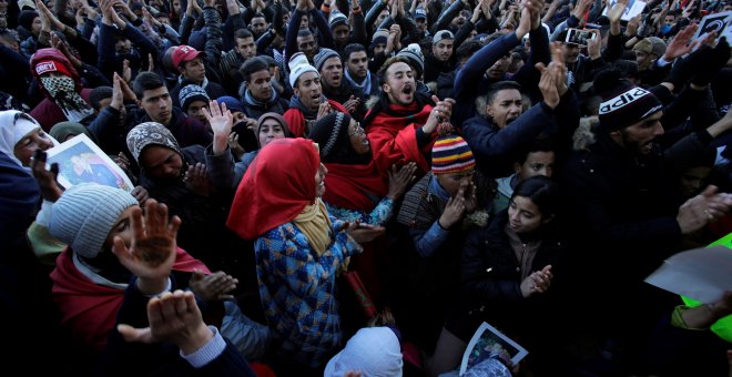Miles de personas se manifiestan en la ciudad marroquía de Jerada por la muerte de dos mineros en una mina clandestina, este jueves 28 de diciembre de 2017.- REUTERS/Youssef Boudlal