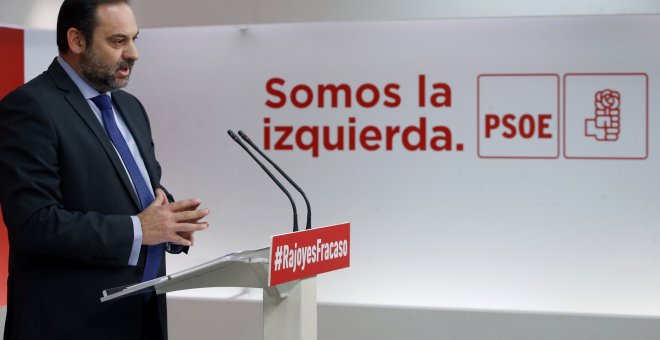 El secretario de Organización del PSOE, José Luis Ábalos, durante la rueda de prensa ofrecida en la sede del partido, en Madrid, para hacer balance del año 2017. EFE/Javier Lizón