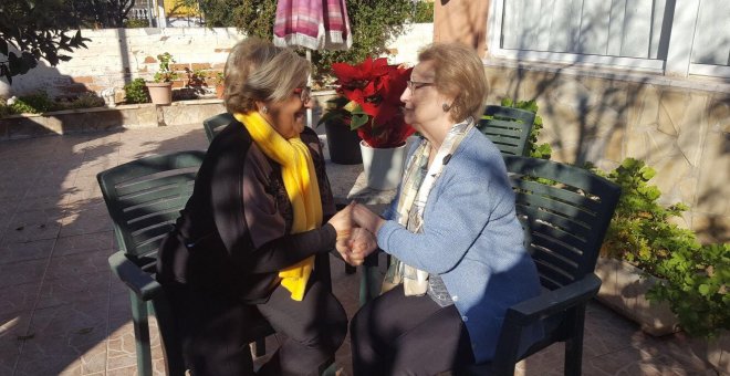 Guillermina Fernández (izquierda) y Carmen García Palenzuela (derecha), dos hermanas que se conocen tras 69 años en los que la una no sabía de la existencia de la otras.- MEMORIA PÚBLICO (PÚBLICO)