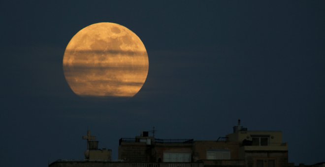 Superluna en Pieta (Malta)./ REUTERS