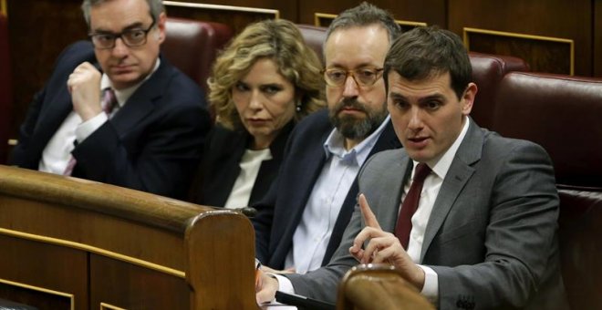 El presidente de Ciudadanos, Albert Rivera (d), con otros diputados y miembros de la Ejecutiva de su formación, en sus escaños del Congreso. Archivo EFE