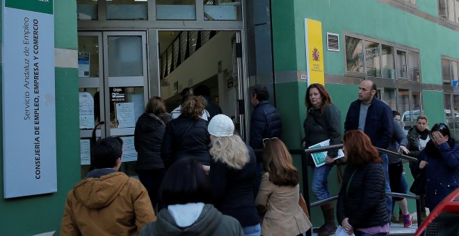 Un grupo de personas entra en una oficina del servicio público de empleo en Andalucía. REUTERS/Jon Nazca