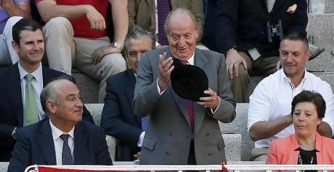 Juan Carlos, montera en mano tras recibir un brindis, junto a Fernando Benzo y Carmen del Riego - efe