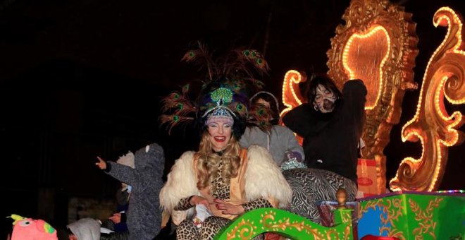 La artista Roma Calderón en la carroza del Orgullo Vallekano durante la cabalgata de Reyes que recorre esta tarde las calles del madrileño distrito de Vallecas. EFE/VÍCTOR LERENA