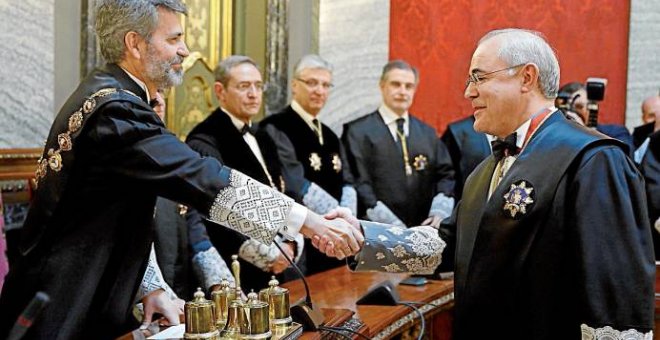 Pablo Llarena, en su toma de posesión como magistrado del Supremo, es felicitado por Carlos Lesmes, presidente del CGPJ que lo aupó al cargo en 2016. EFE