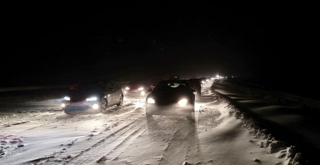 La AP-6 entre el kilómetro 42 y el 80, entre los municipios de San Rafael y Villacastín, se encuentra intransitable desde media tarde del viernes, donde se han quedado bloqueados cientos de vehículos debido al temporal de nieve. EFE/Delfin Garcia