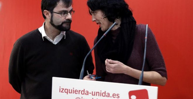 La diputada de IU Eva García Sempere, junto al abogado de IU Juan Moreno Redondo, durante la rueda de prensa que ha ofrecido para presentar iniciativas parlamentarias y jurídicas sobre las actuaciones del Gobierno y del Juzgado de Instrucción Único de Arc