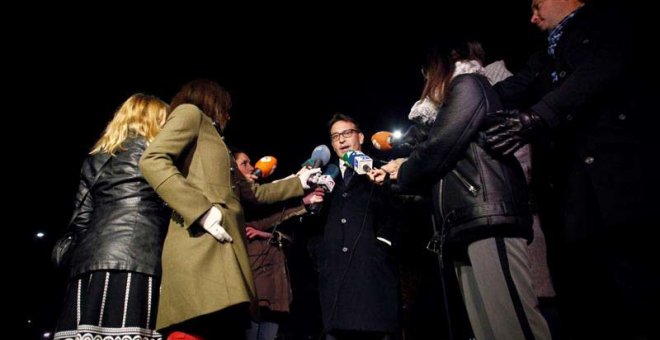 El abogado defensor de José Enrique Abuín Gey, alias "El Chicle", José Ramón Sierra, en el centro, ofrece declaraciones a los medios esta tarde tras visitar a su cliente en el penal coruñés de Teixeiro.| CABALAR (EFE)