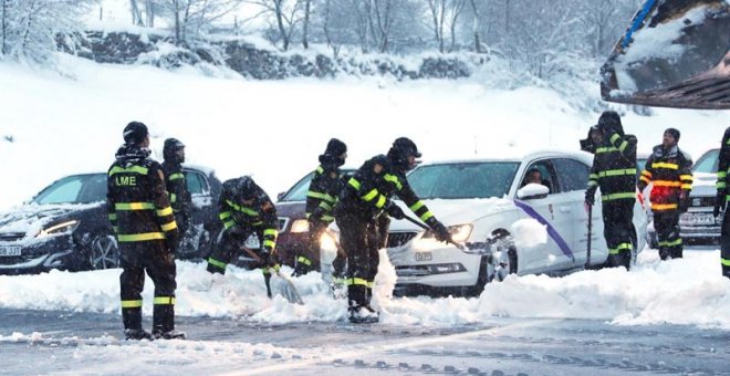 La UME ayudando a circular a vehículos atrapados por la nieve en la AP-6. /EFE