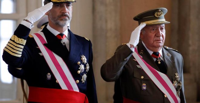 El Rey Felipe VI y el Rey emérito Juan Carlos, escuchan el himno nacional, a su llegada a la celebración hoy de la Pascua Militar en el Palacio Real. / EFE