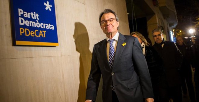 El expresidente de la Generalitat y presidente del PDeCAT, Artur Mas, a su llegada a la sede del partido donde ha convocado una rueda de prensa en la que ha confirmado que da "otro paso al lado" para dejar la presidencia del PDeCAT, una decisión que ha di