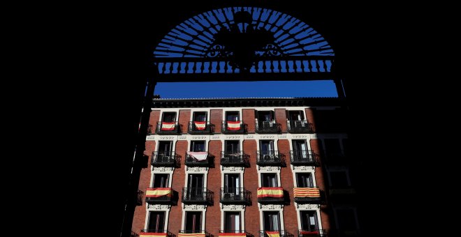 Banderas españolas y catalanas en los balcones de un edificio del centro de Madrid, durante la jornada de las elecciones del 21-D en Catalunya.. REUTERS/Susana Vera