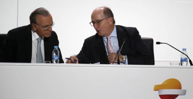 El presidente de Gas Natural Fenosa, Isidre Fainé, y el de Repsol, Antonio Brufau, en una junta de la petrolera. REUTERS