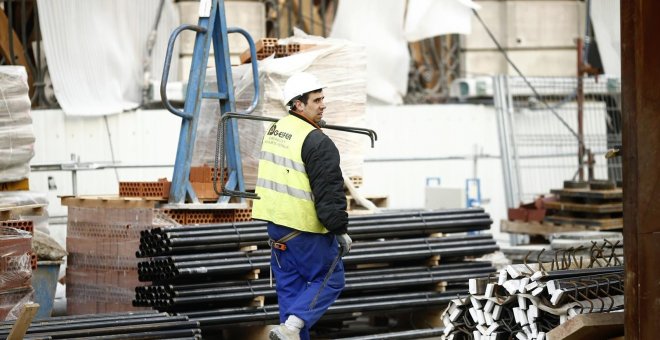 Un trabajador de una obra en Madrid. E.P.