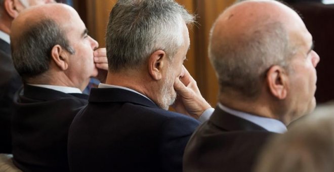 Zarrías, Griñán y Chaves, durante el juicio. EFE/ Raúl Caro