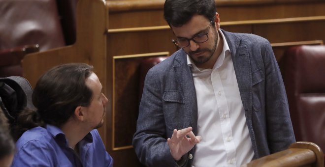 Alberto Garzón conversa con Pablo Iglesias en una sesión en el Congreso.EFE