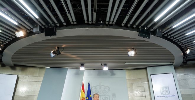 El portavoz del Gobierno, Íñigo Méndez de Vigo, durante la rueda de prensa ofrecida hoy al término de la reunión del Consejo de Ministros que se ha celebrado en Moncloa. EFE/Ángel Díaz