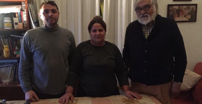 Viorel, Gabriela y Enrique en su casa de Pedrera./PÚBLICO