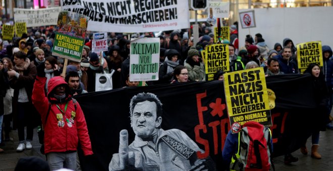 Imagen de la manifestación en Viena contra el gobierno de coalición ultra. Las pancartas amarillas dicen, en aleman, "No dejes que los nazis reinen". REUTERS/Heinz-Peter Bader