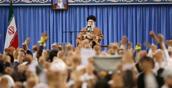 l líder supremo de Irán, Ali Jameneí, pronuncia un discurso durante un acto en Teherán (Irán), hoy 9 de enero de 2018. Jameneí criticó a EEUU por supuestamente interferir en las protestas recientes que se han dado por el país y añadió que "el daño infligi