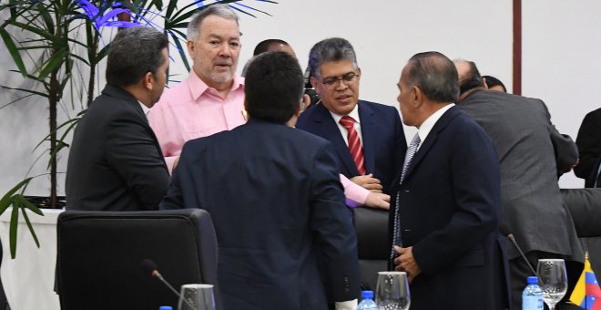 El ministro venezolano de Educación, Elías Jaua (2-d), acompañado por el exembajador ante la OEA Roy Chaderton (2-i) mientras conversan con los líderes opositores Eudoro González (i), Luis Carlos Padilla (c) y Manuel Rosales (d), durante una reunión entre