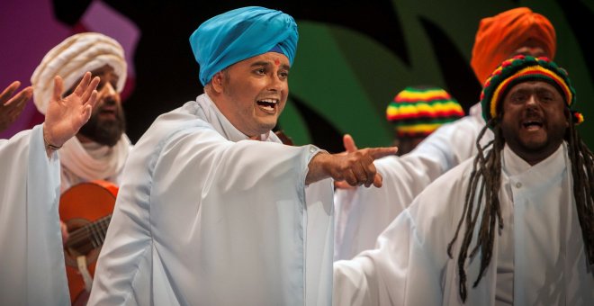 Un integrante de la comparsa "La sonrisa de Dios" durante su participación en el Concurso Oficial de Agrupaciones Carnavalescas (COAC), en el Gran Teatro Falla de Cádiz. EFE/Román Ríos