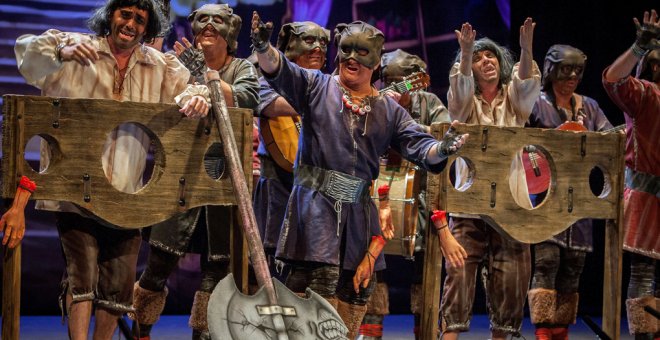 La chirigota "La familia Verdurgo" durante su participación en el Concurso Oficial de Agrupaciones Carnavalescas (COAC), en el Gran Teatro Falla de Cádiz. EFE/Román Ríos