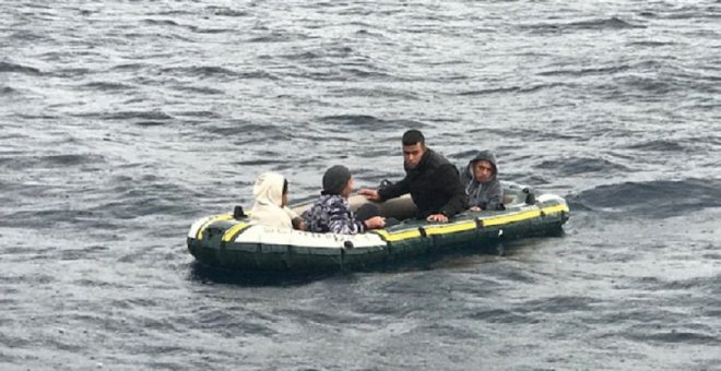 Cuatro menores a bordo de la barca hinchable antes de ser rescatados. SALVAMENTO MARÍTIMO