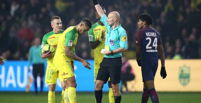 El árbitro muestra la tarjeta roja al jugador del Nantes, Diego Carlos, después de haberle dado una patada. | STEPHANE  MAHE (REUTERS)
