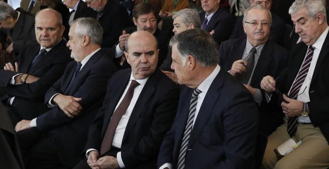 Los expresidentes socialistas Manuel Chaves (i), y José Antonio Griñán (2i), junto a los exconsejeros Gaspar Zarrías y José Antonio Viera (d), en la sala de la Audiencia de Sevilla. /EFE