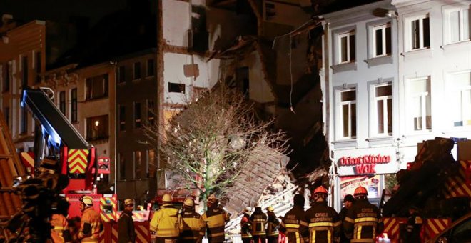 Los bomberos inspeccionan los escombros, en Amberes (Bélgica).- EFE