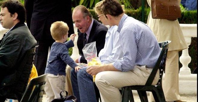 El rey juan Carlos juega con uno de sus nietos antes de que estallara el Caso Nóos.- EFE