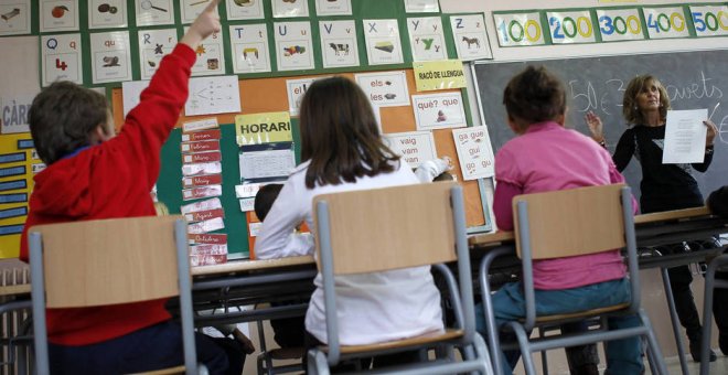Un niño pide permiso para hablar durante una clase en un colegio. (Efe)