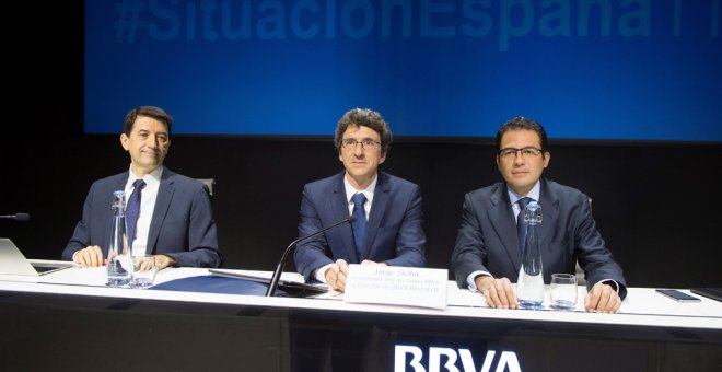 El economista jefe del Grupo BBVA, Jorge Sicilia (c), junto al responsable de Análisis Macroeconómico de BBVA Research, Rafael Doménech (i), y el economista jefe para España en BBVA Research, Miguel Cardoso (d), durante la presentación de una nueva edició