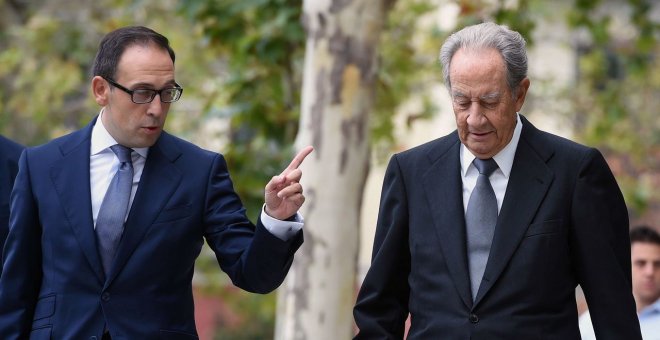 El expresidente de OHL Juan Miguel Villar Mir (d), con su abogado, en una comparecencia en la Audiencia Nacional. EFE