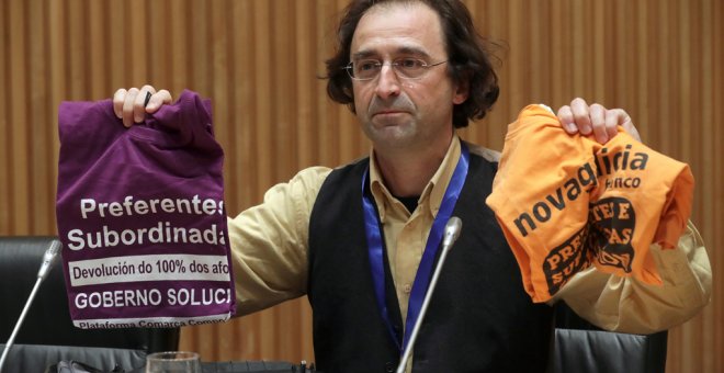 Xesús Domínguez, portavoz de la coordinadora de plataformas de afectados por las preferentes en Galicia, durante su comparecencia ante la Comisión de investigación de la crisis financiera, en el Congreso de los Diputados. EFE/Zipi