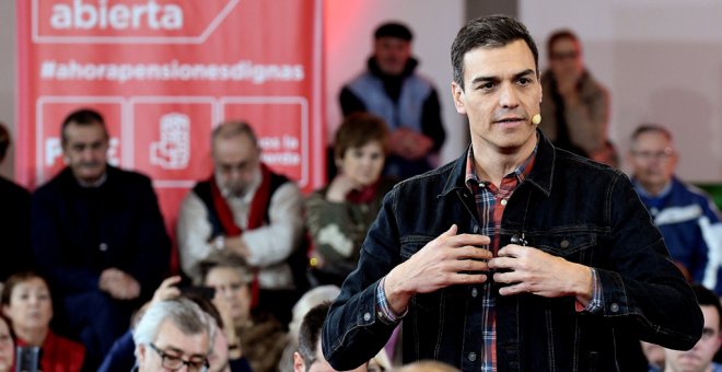 El secretario general del PSOE, Pedro Sánchez, interviene en León en una asamblea abierta . EFE/J.Casares