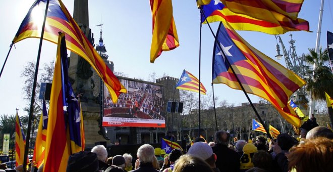 Manifestació de l'ANC prop del Parlament, aquest dimecres, mentre tenia lloc el primer ple de la legislatura. / Joel Kashila.