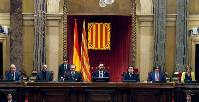 El nuevo presidente del Parlament, Roger Torrent (c), junto a los dos vicepresidentes Josep Costa (i), y José María Espejo-Saavedra (d), durante su primer discurso tras ser elegido durante la sesión constitutiva del Parlamento catalán de la XII legislatur