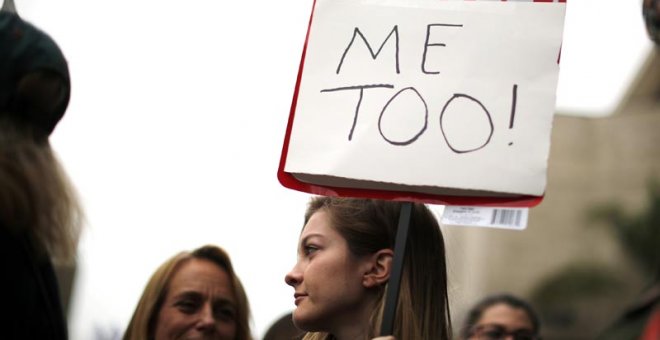 Una mujer participa en una protesta del 'Me too' en Los Angeles el pasado mes de noviembre. | LUCY NICHOLSON (REUTERS)