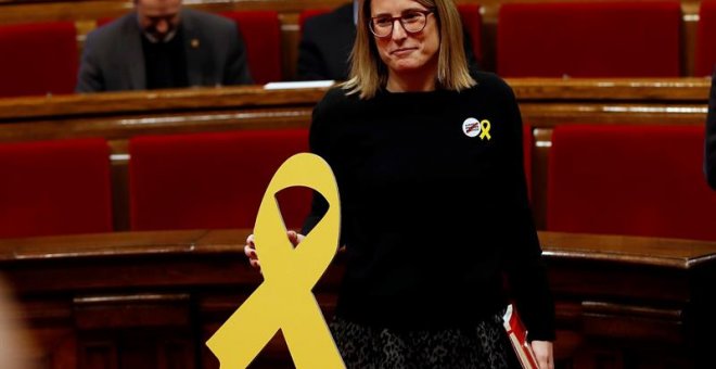 La diputada de Junts per Catalunya, Elsa Artadi, posa para los fotógrafos con un lazo amarillo en solidaridad con los diputados electos encarcelados y huidos en Bruselas, poco antes del comienzo de la sesión constitutiva de la XII legislatura del Parlamen